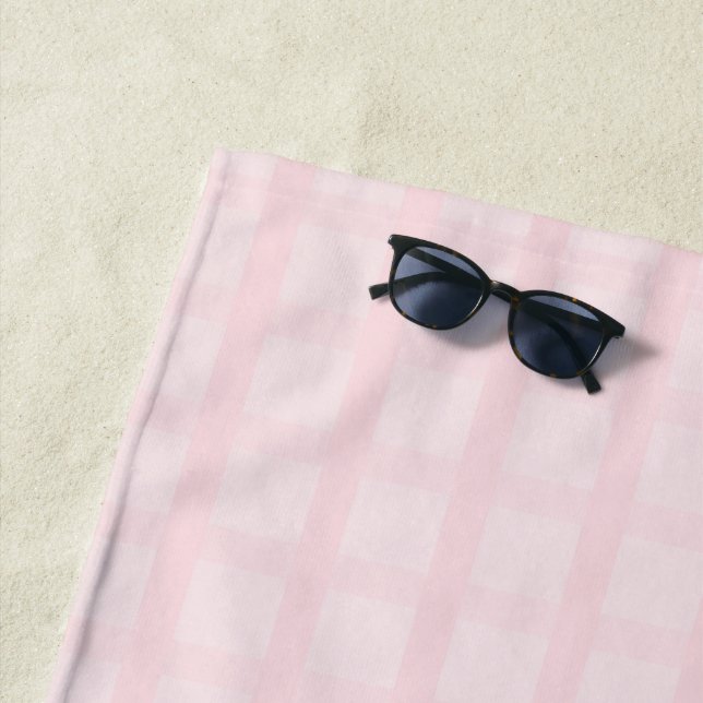 Serviette De Plage Motif Gingham Rose Bubble et Lavande Blush (En situation)