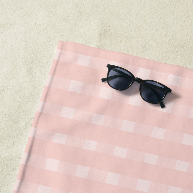 Serviette De Plage Motif Gingham Rose Pâle Et Pêche Pastel (En situation)