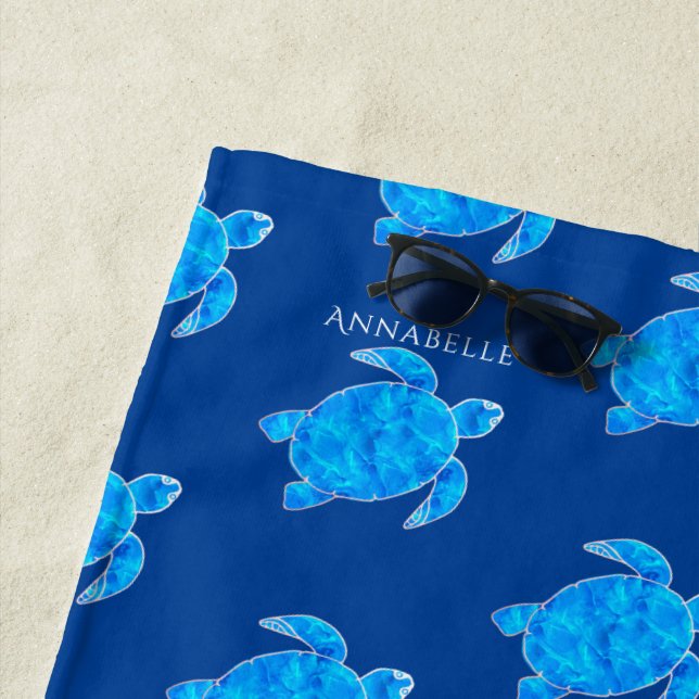 SERVIETTE DE PLAGE MOTIF OCEAN BLUE / BLEU / MONOGRAMME (En situation)