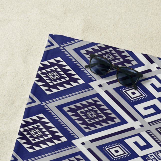 Serviette De Plage Motif tribal bleu marine de surface (En situation)
