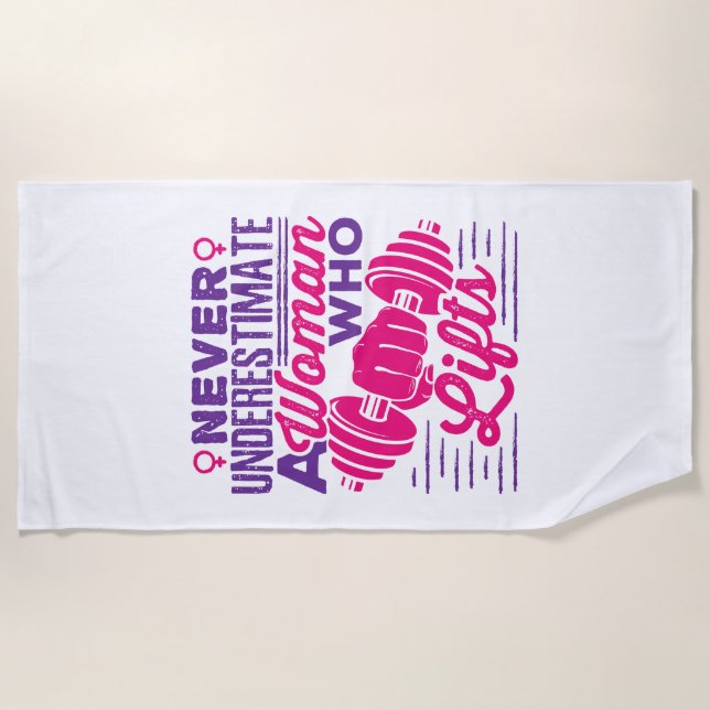 Serviette De Plage Ne sous-estimez jamais une femme qui lève (Devant)