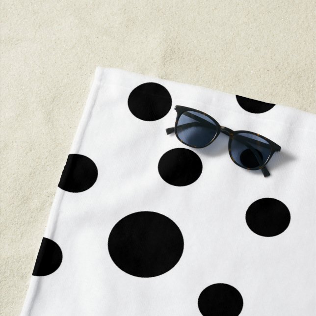 Serviette De Plage Noir sur le Motif Polka blanc (En situation)