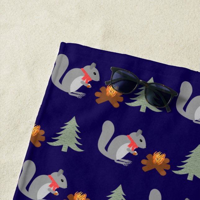 Serviette De Plage Noisettes grillées d'écureuils de Noël sur feu de  (En situation)
