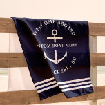 Serviette De Plage Nom de bateau personnalisé moderne Bienvenue à bor<br><div class="desc">Torchon de plage nautique en bleu marine lisant "bienvenue à bord" ainsi que votre nom et emplacement de bateau personnalisé.</div>
