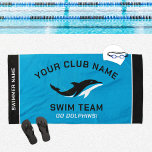 Serviette De Plage Nom de l'équipe de bain bleu personnalisé<br><div class="desc">La conception personnalisée des serviettes de bain de l'équipe de natation pour les nageurs comprend du texte personnalisé pour le prénom et le nom du nageur, le nom du club de natation, la mascotte ou autre texte. Ajoutez le logo de votre équipe à l'image de l'espace réservé aux dauphins. Le...</div>