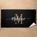 Serviette De Plage Nom de monogramme élégant personnalisé Script Blac<br><div class="desc">Serviette de plage moderne, tendance et élégant avec votre nom personnalisé et initiale dans un design de calligraphie script chic avec des fioritures tourbillonnantes (assurez-vous de garder les émoticônes ou des espaces à côté du nom complet en place pour que les tourbillons restent). C'est le ton or et la version...</div>
