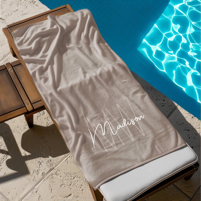 Serviette De Plage Nom de monogramme moderne Script Taupe (Modern Monogram Name Script Taupe Beach Towel)