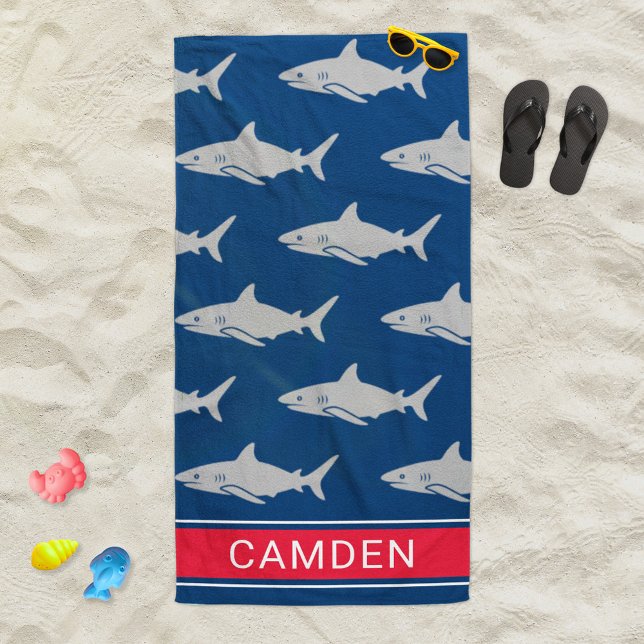 Serviette De Plage Nom de monogramme rouge Navy Requin Blanc (Créateur téléchargé)