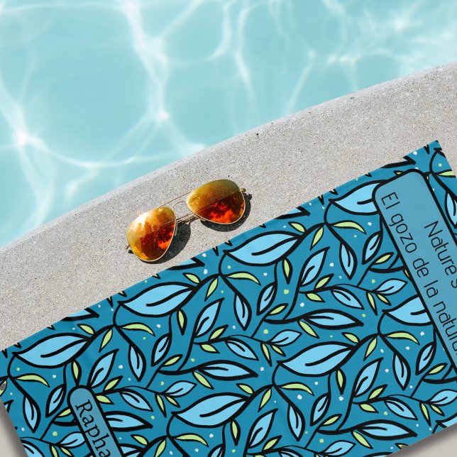 Serviette De Plage Nom du Motif Feuille bleu Texte bilingue (Bilingual Blue leaves, beach towel, custom name & Spanish Text. Multilingual project)
