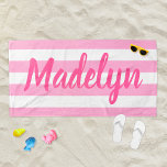 Serviette De Plage Nom du script en bande rose personnalisée<br><div class="desc">Le design personnalisé des serviettes de plage comprend du texte personnalisé dans un script moderne girly rose chaud qui peut être personnalisé avec un prénom ou un nom de famille contre un motif de rayures blanches sur un arrière - plan rose clair. Les couleurs et le style de police peuvent...</div>