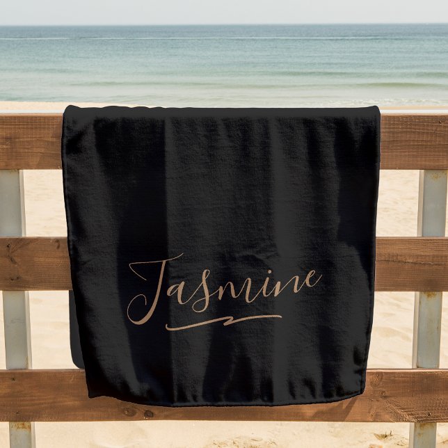 Serviette De Plage Nom du script féminin en or noir moderne (This beach towel has a simple and elegant design with your name in gold script.)