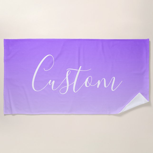 Serviette De Plage Nom en écriture cursive & ombre violet clair modif (Devant)