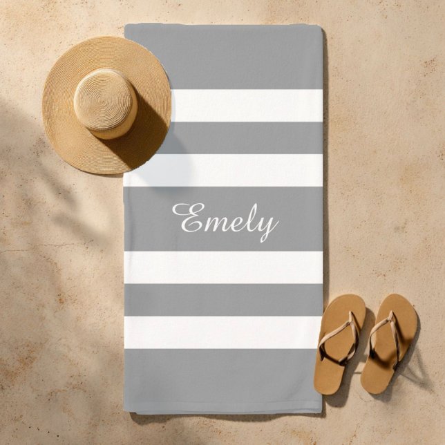 Serviette De Plage Nom Moderne Étanche Grise Rayée Piscine  (Modern Name Gray Striped Pool Beach Towel)