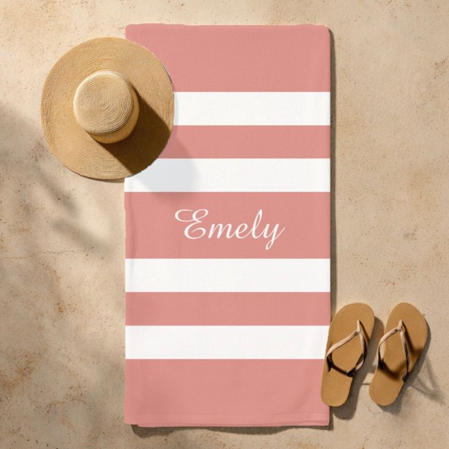 Serviette De Plage Nom Moderne Piscine Rayé Rose Corail  (Modern Name Coral Pink Striped Pool Beach Towel)