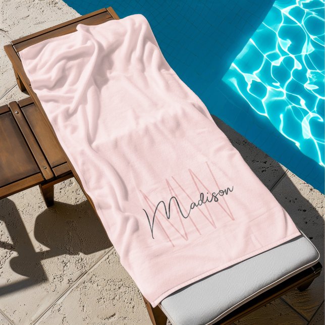 Serviette De Plage Nom Monogramme moderne Script Blush Pink (Modern Monogram Name Script Blush Pink Beach Towel)
