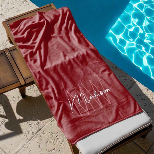 Serviette De Plage Nom Monogramme moderne Script rouge (Modern Monogram Name Script Red Beach Towel)