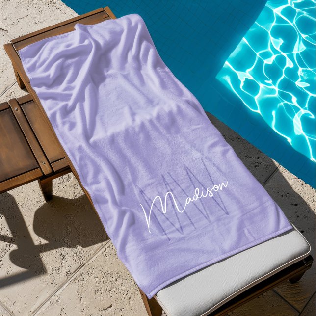 Serviette De Plage Nom Monogramme moderne Script violet (Modern Monogram Name Script Purple Beach Towel)
