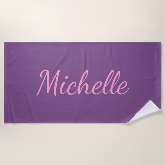 Serviette De Plage Nom personnalisé en script rose sur violet (Devant)