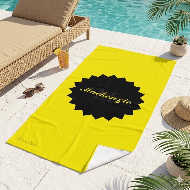 Serviette De Plage Nom personnalisé et initiale en jaune ensoleillé (Custom Name and Initial in Sunny Yellow Beach Towel)