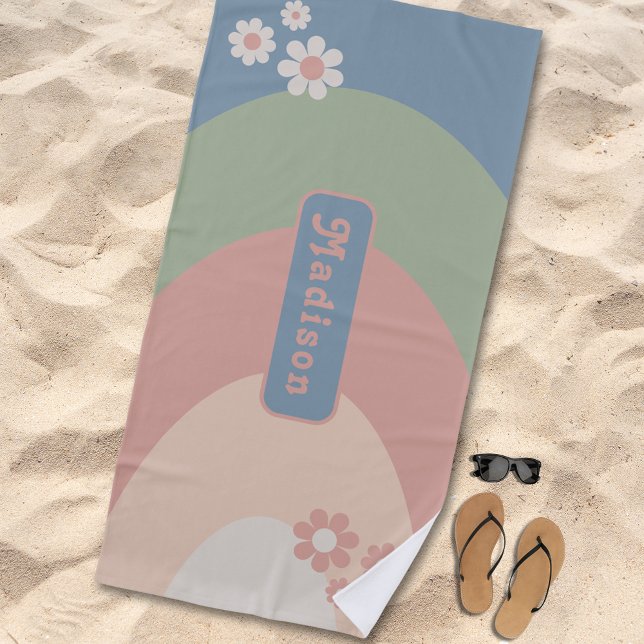 Serviette De Plage Nom Retro Pastel (Retro daisy arch pastel groovy typography custom name beach towel)