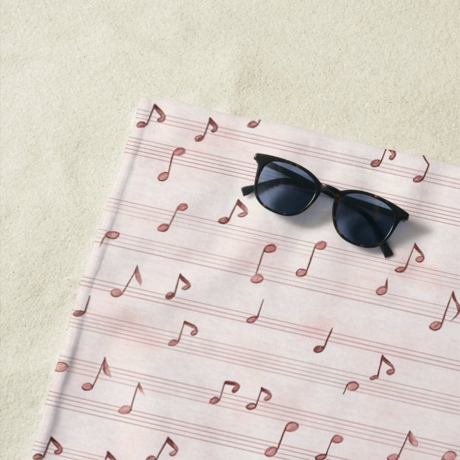 Serviette De Plage Notes de musique rose brun pâle   (En situation)