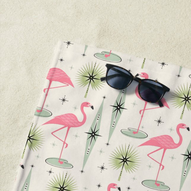 Serviette De Plage Oasis atomique aux Flamants roses roses (En situation)