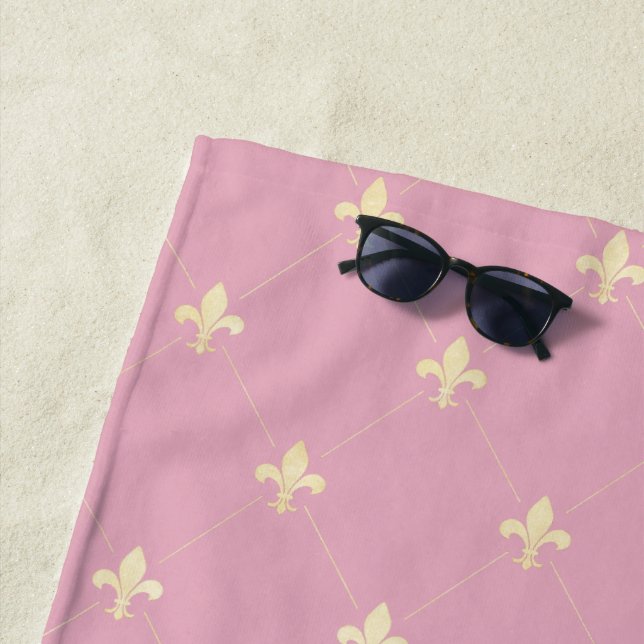 Serviette De Plage Or Fleur de Lis Rose (En situation)