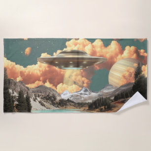 Serviette De Plage OVNI surréaliste au-dessus du lac de montagne avec
