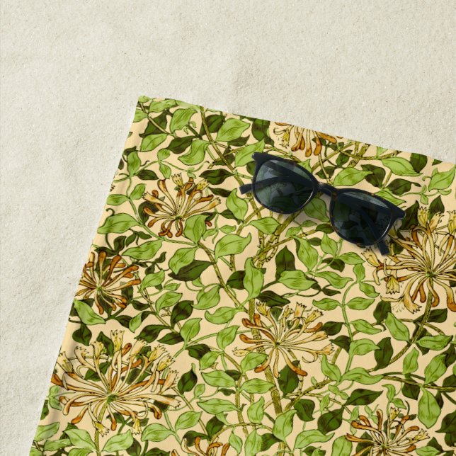 Serviette De Plage Papier peint floral Chèvrefeuille de William Morri (En situation)