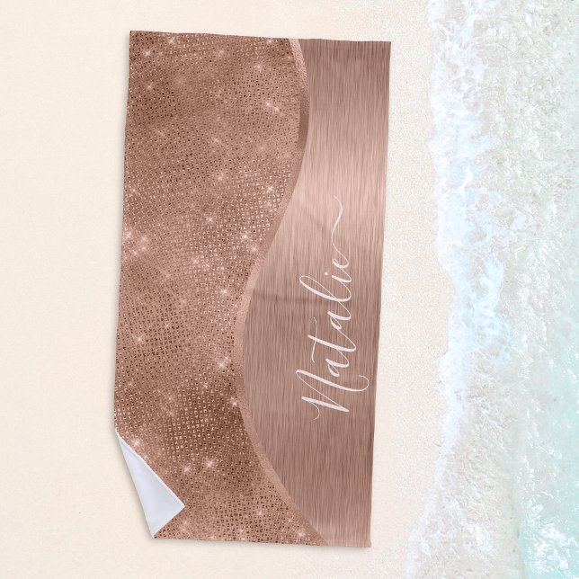 Serviette De Plage Parties scintillant métal Rose or personnalisé (Shine bright like a diamond with this metallic rose gold glitter beach towel.)