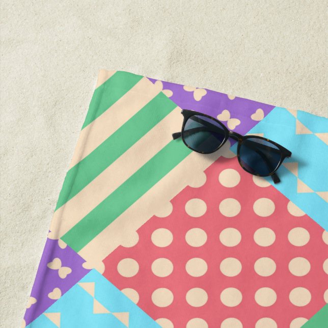 Serviette De Plage Pastel Damier Rayure Arc-en-ciel Géométrique (En situation)