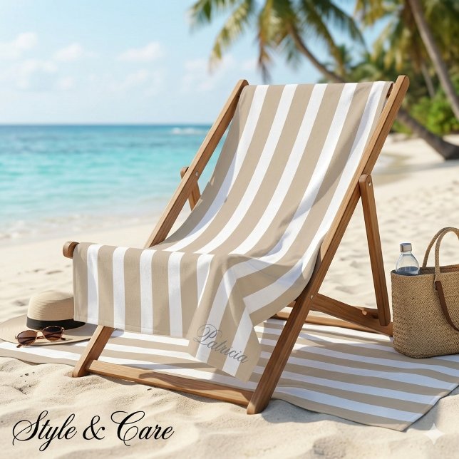 Serviette de plage personnalisée beige doré et ray (Custom Name Golden Beige White Stripe Beach Towel)
