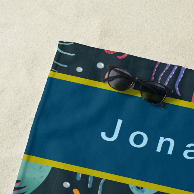 Serviette De Plage Personnaliser sous la mer Marine Vie Dark Backgro (En situation)