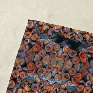 Serviette De Plage Photographie d'un motif d'arbres coupés empilés le
