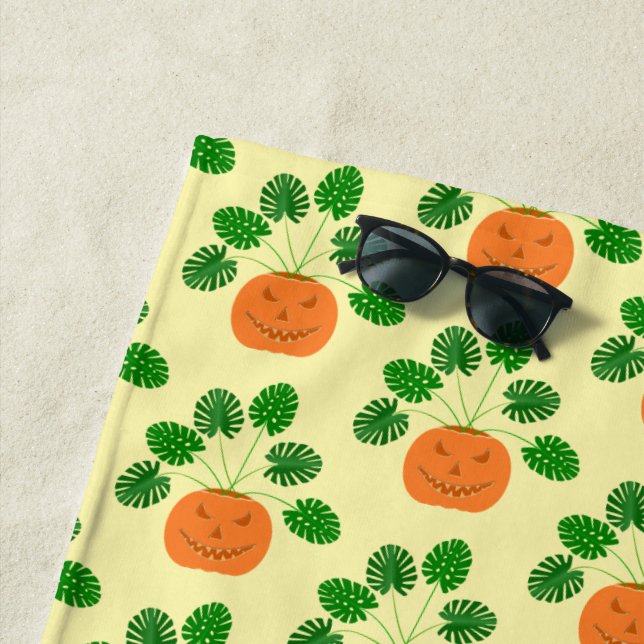 Serviette De Plage Plante de la Monstera d'Halloween en Citrouille (En situation)