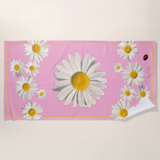 Serviette de plage pleine de pâquerettes. 