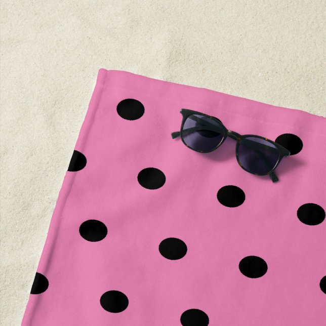 Serviette De Plage Pois roses et noirs (En situation)