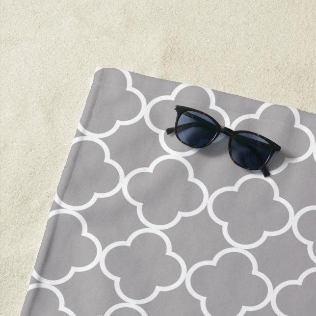 Serviette De Plage Quatrefoil gris, Latticework, Trellis marocain (En situation)