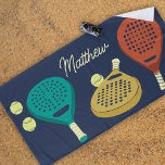 Serviette De Plage Raquettes de tennis Padel et ballons personnalisés<br><div class="desc">Cette serviette de plage personnalisée comporte un nom en lettres de couleur crème ainsi que des illustrations de raquettes de tennis padel et de ballons en sarcelle,  terre cuite,  or,  crème et jaune sur un fond bleu marine.</div>
