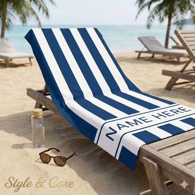 Serviette de plage rayée bleu marine et blanc avec (Navy Blue White Striped Beach Towel with Name)