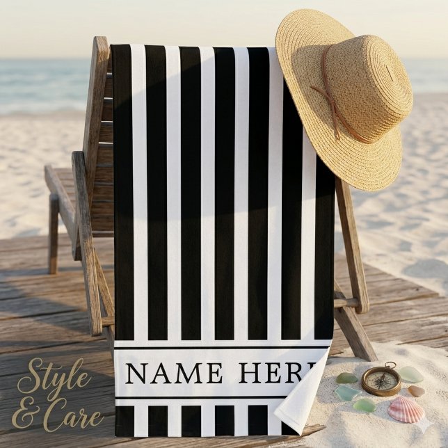 Serviette de plage rayée noir et blanc personnalis (Custom Black White Striped Beach Towel with Name)