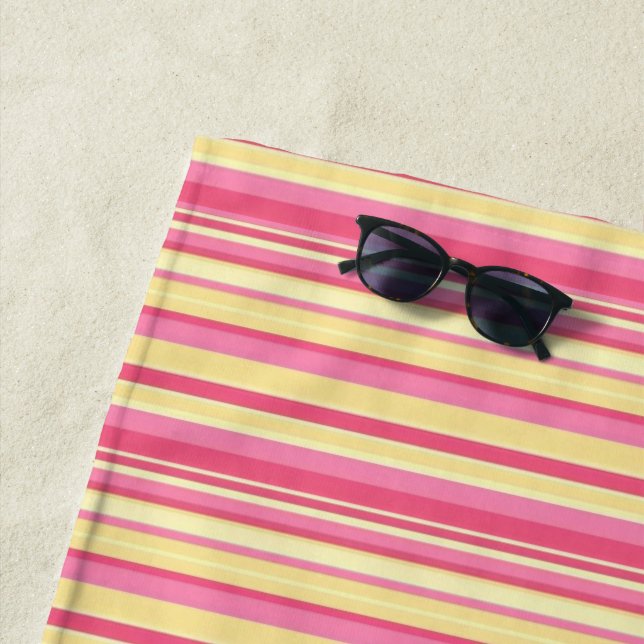 Serviette de plage rayée rose et jaune printemps (En situation)