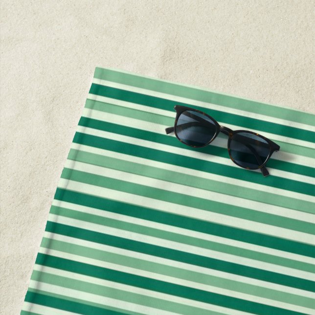 Serviette de plage rayée vert printemps et blanc (En situation)