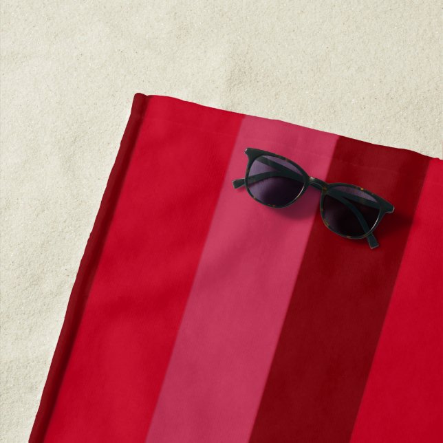 Serviette De Plage Rayures aux teintes de rouge (En situation)