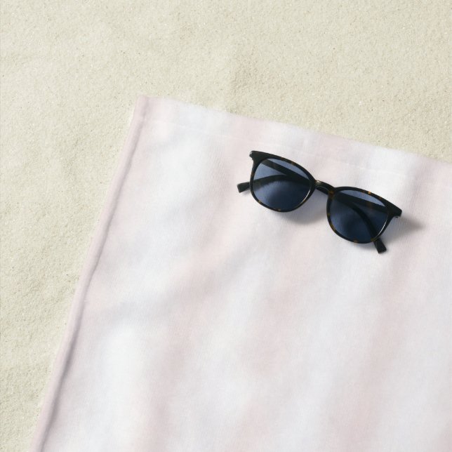 Serviette De Plage Rayures blanches rose clair (En situation)