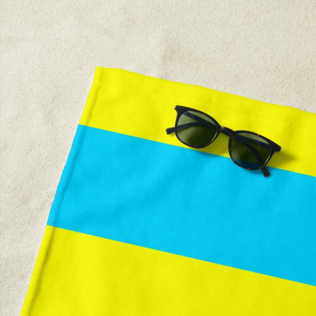 Serviette De Plage Rayures Bleues et Jaunes Clair  (En situation)