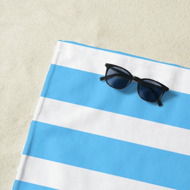 Serviette De Plage Rayures de cabane bleu ciel et blanc  (En situation)
