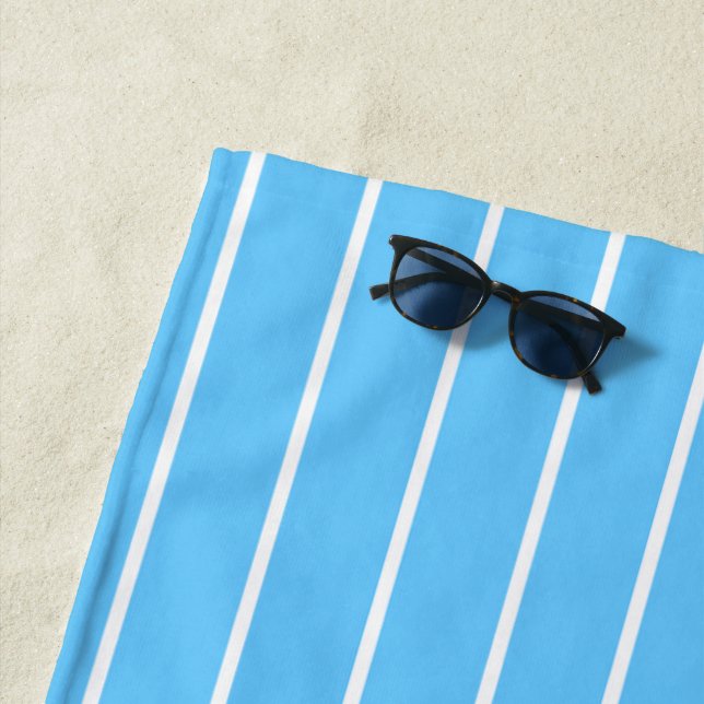 Serviette De Plage Rayures d'été bleu ciel et blanc (En situation)