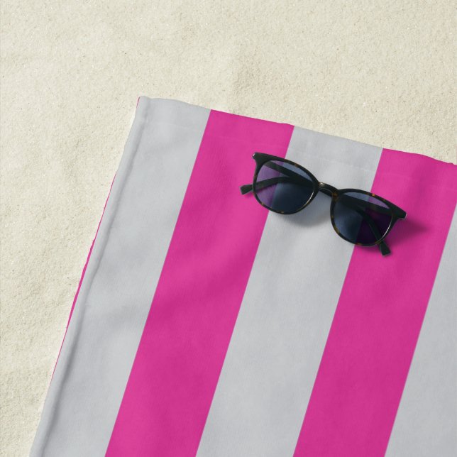 Serviette De Plage Rayures roses et grises  (En situation)