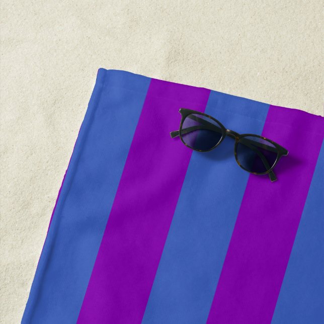 Serviette De Plage Rayures violettes et bleues (En situation)